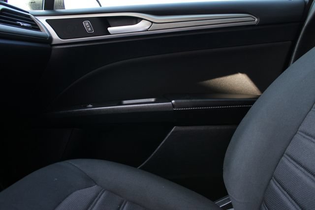 Used 2020 Ford Fusion SE FWD image 16