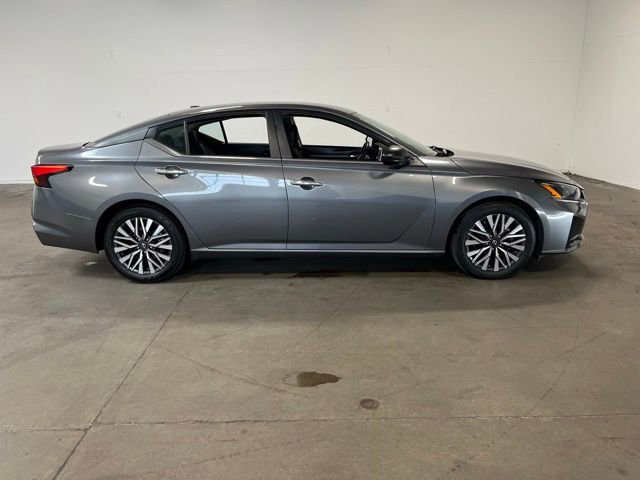 Used 2024 Nissan Altima 2.5 SV FWD image 2