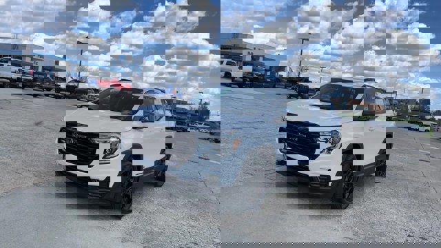 Used 2022 GMC Terrain SLE w/ Driver Convenience Package image 4