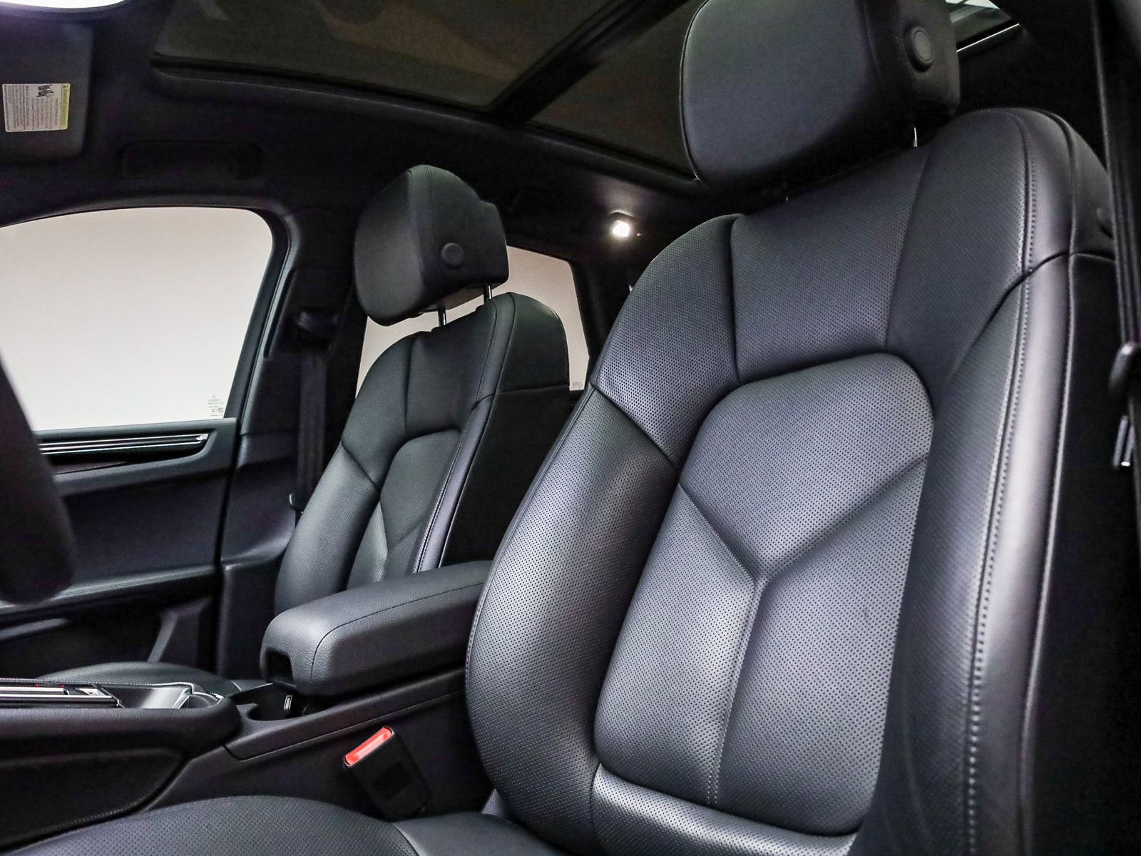 Certified 2025 Porsche Macan S AWD/4WD image 5