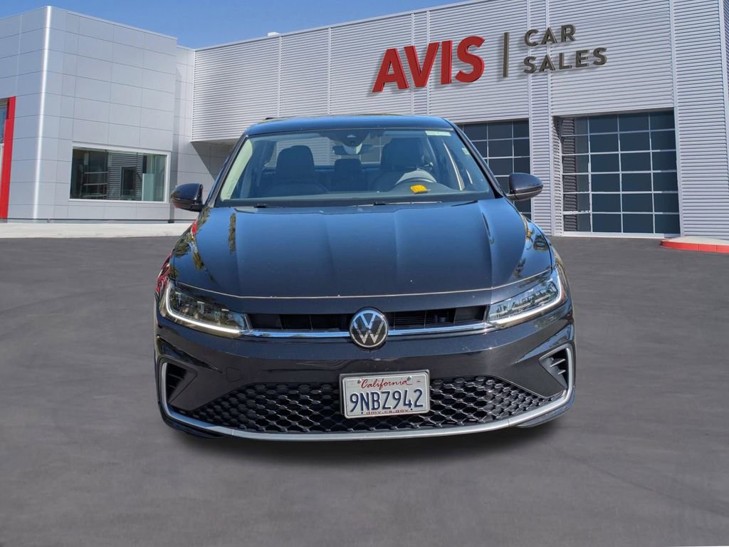 Used 2025 Volkswagen Jetta SE image 2