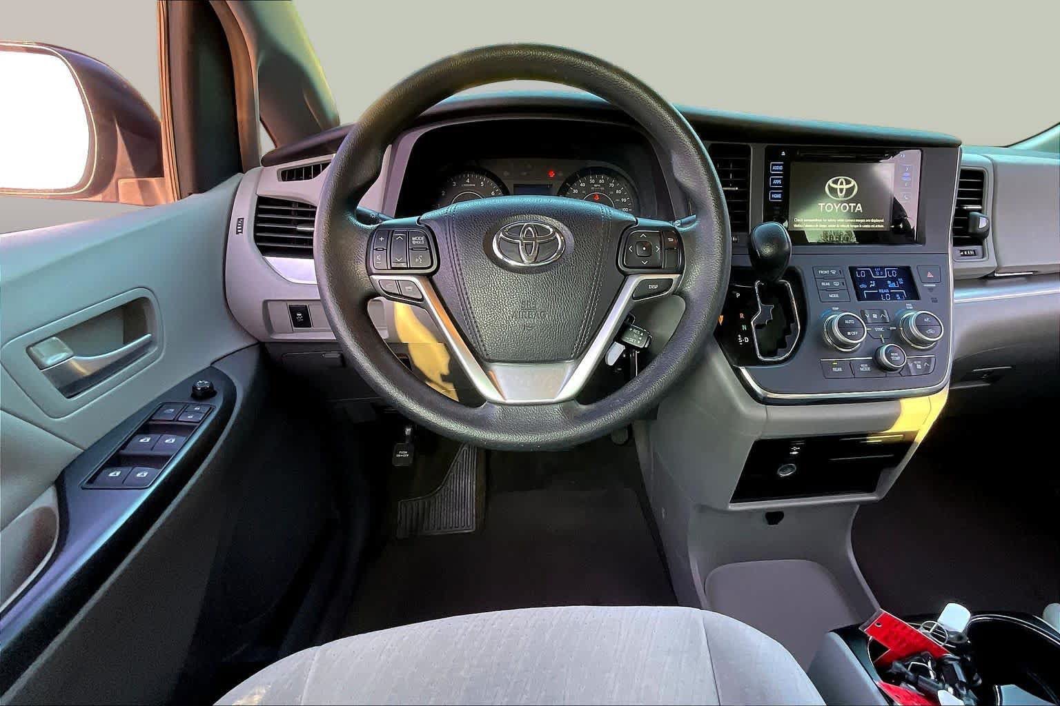 Used 2015 Toyota Sienna LE FWD image 6