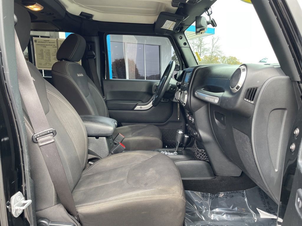 Used 2017 Jeep Wrangler Unlimited Sahara w/ Connectivity Group image 21