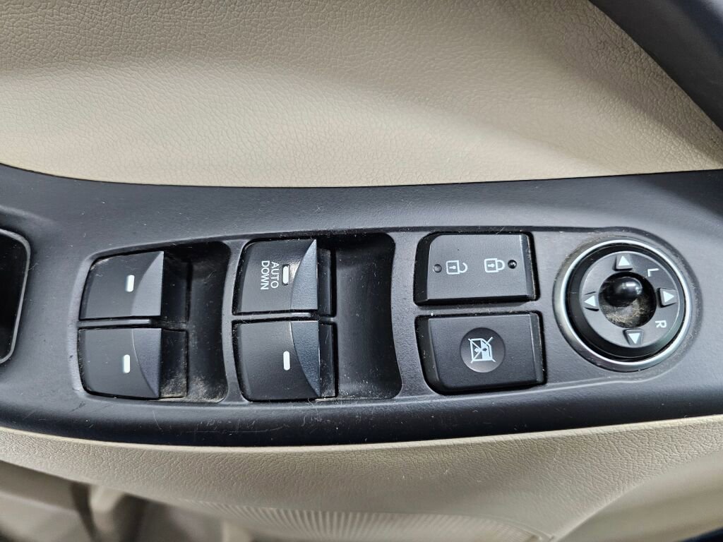 Used 2015 Hyundai Elantra SE FWD image 24