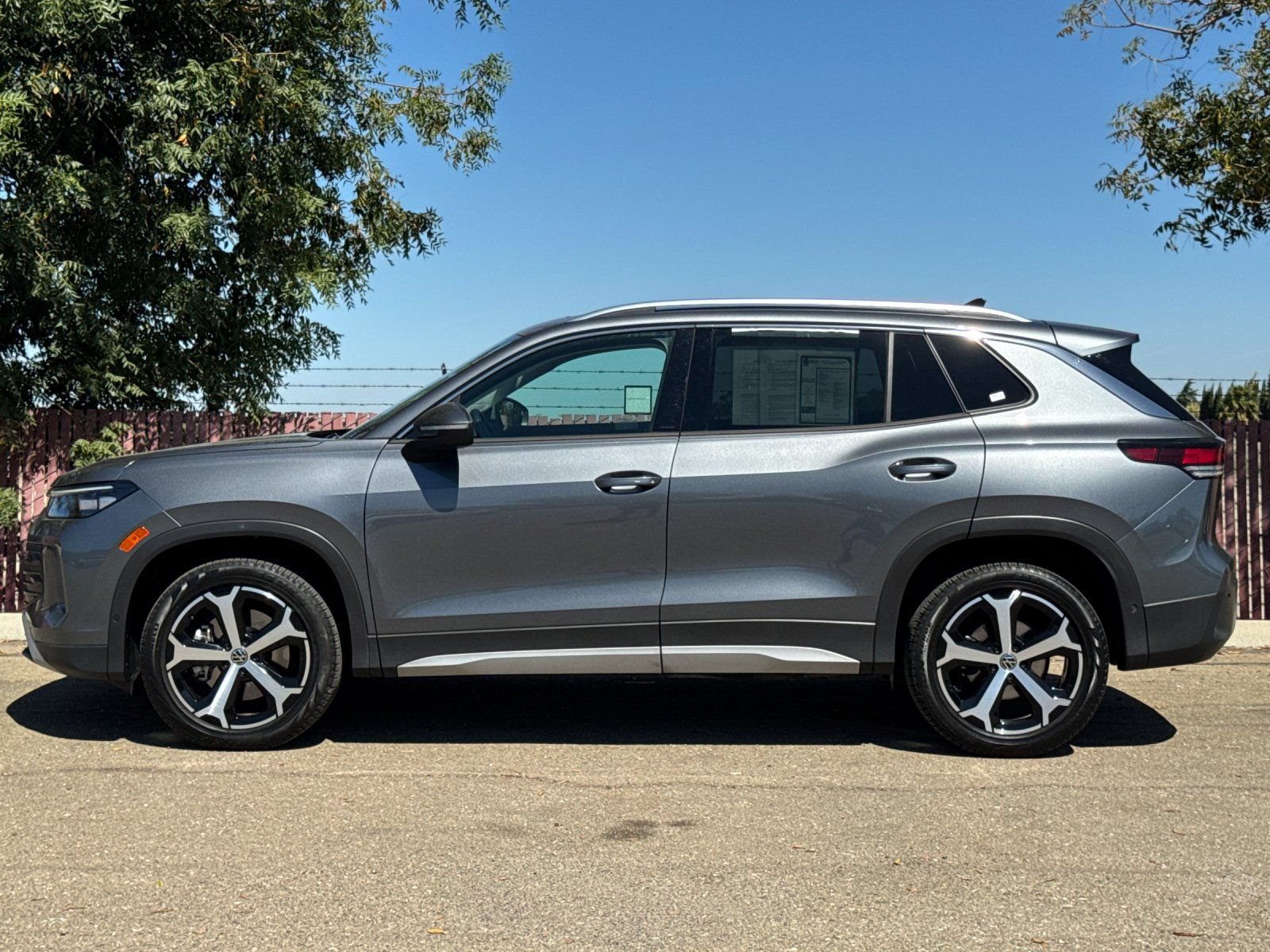 Used 2025 Volkswagen Tiguan SE AWD/4WD image 7