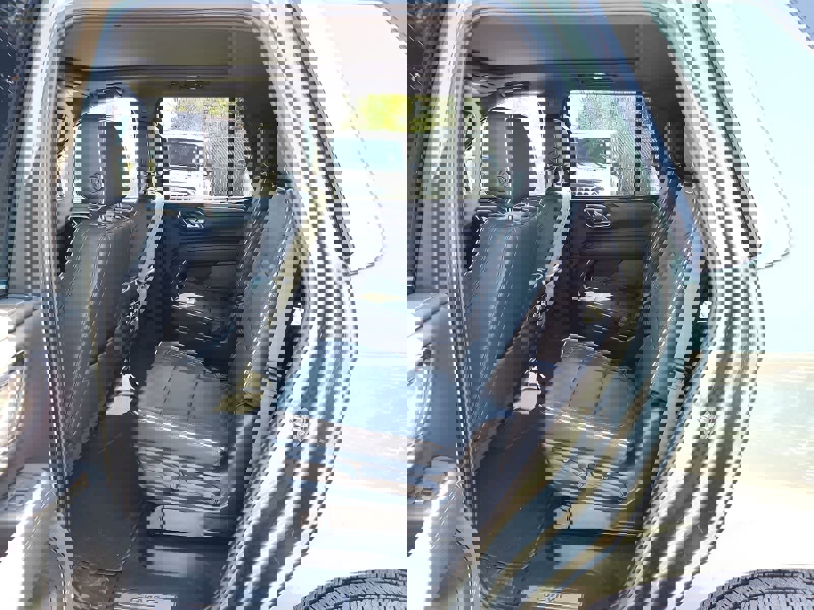 Used 2023 GMC Yukon SLT w/ SLT Premium Package image 27