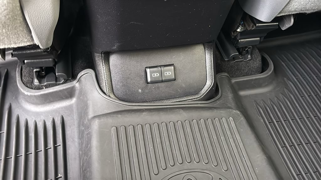 Used 2023 Toyota Highlander XLE AWD/4WD image 11