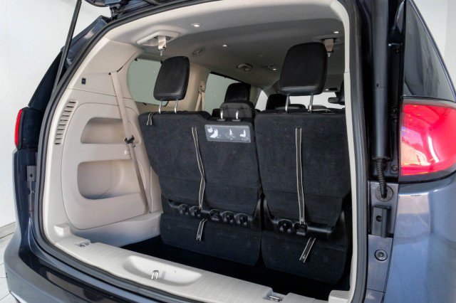Used 2019 Chrysler Pacifica Touring-L FWD image 57