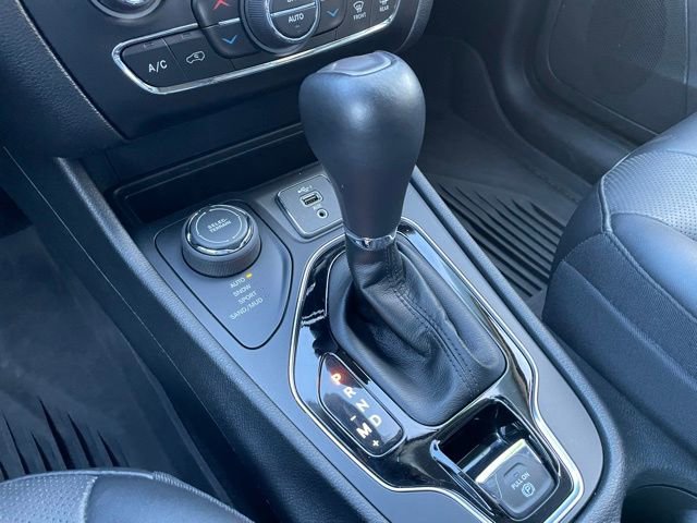 Used 2022 Jeep Cherokee Limited w/ Mopar Interior Package AWD/4WD image 22