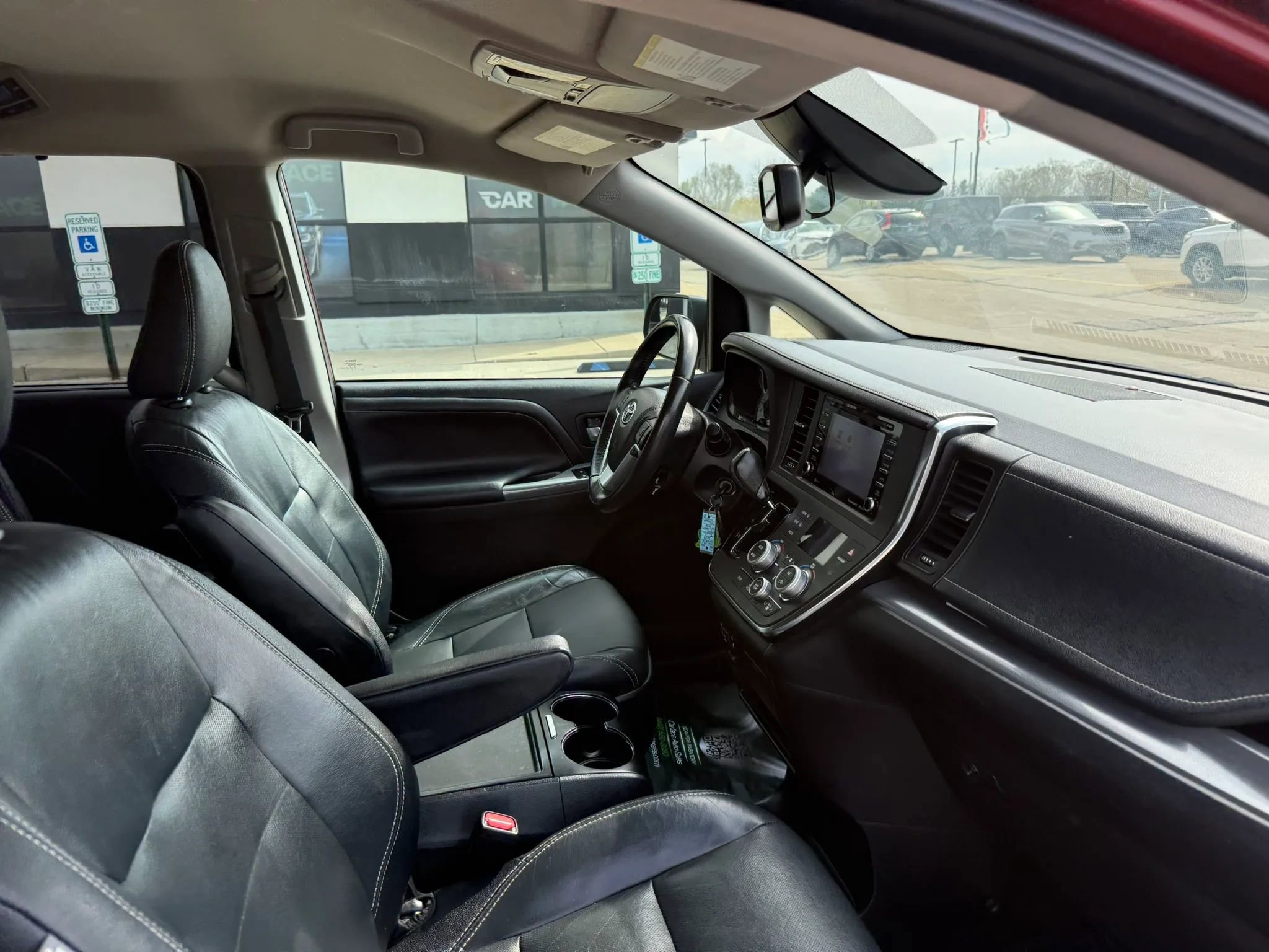 Used 2018 Toyota Sienna SE FWD image 27