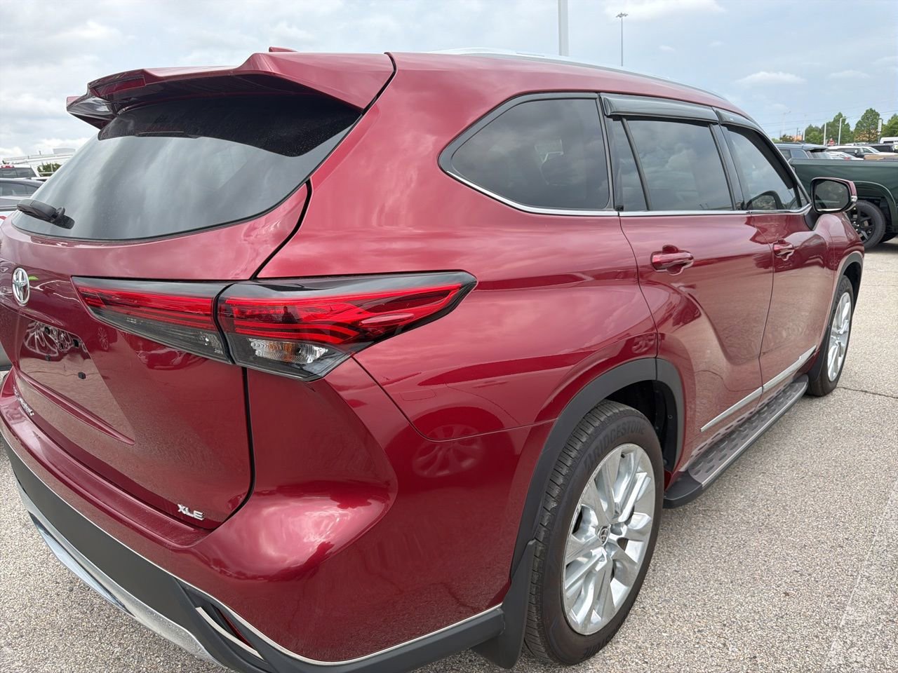 Used 2021 Toyota Highlander XLE image 6