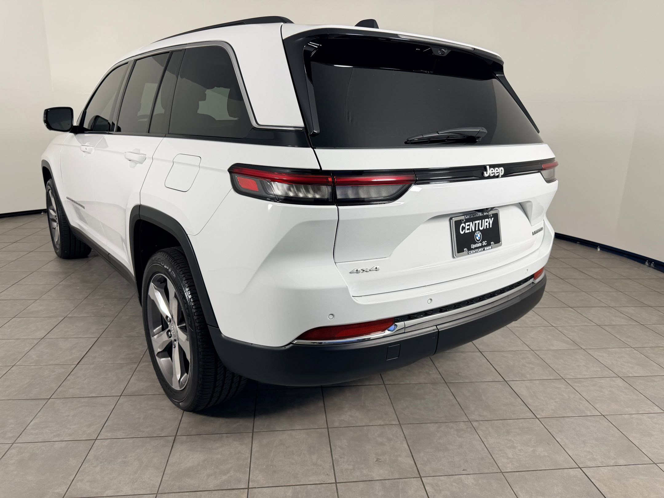 Used 2025 Jeep Grand Cherokee Limited w/ Luxury Tech Group II image 3