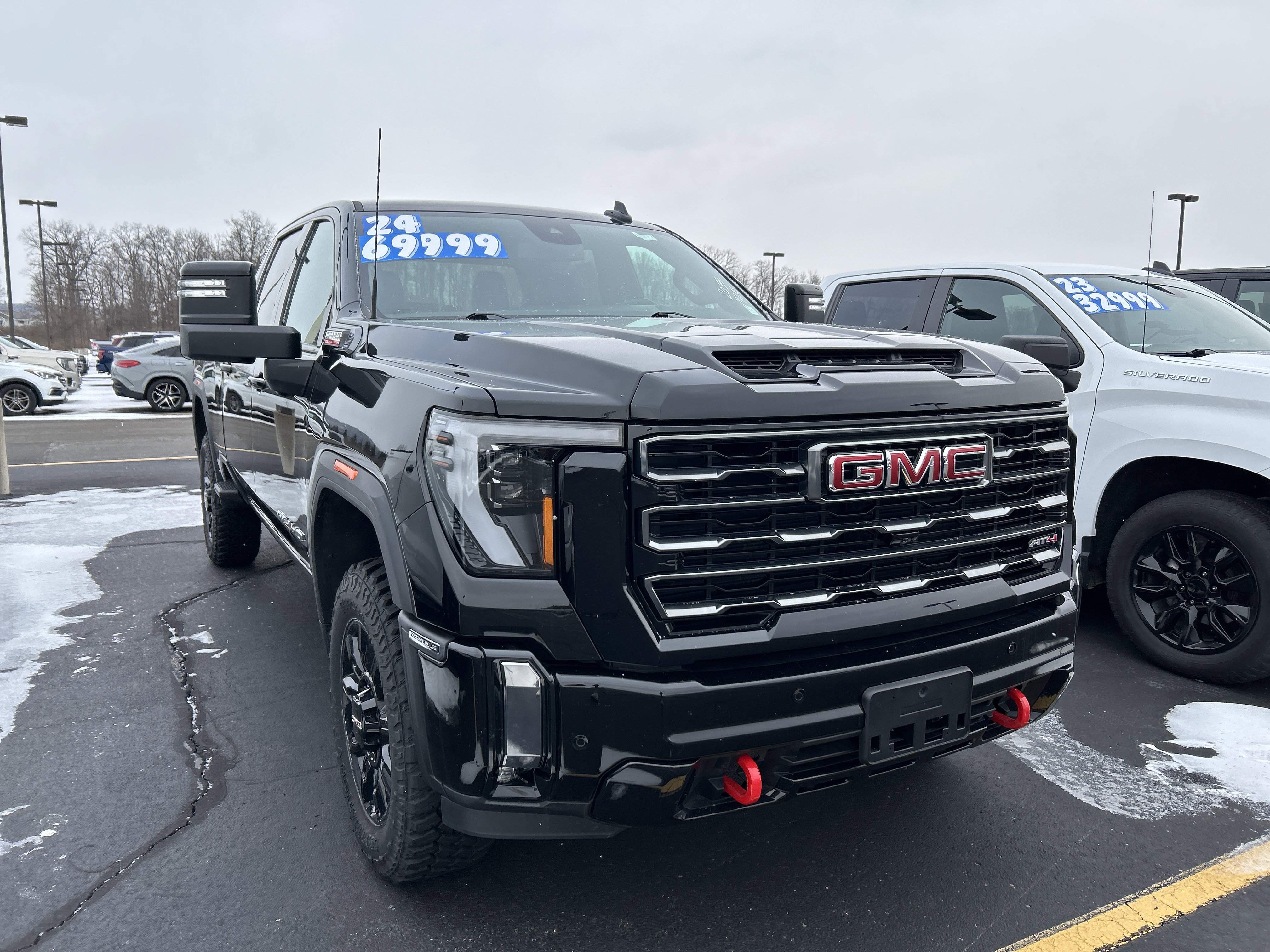 Used 2024 GMC Sierra 2500 AT4 image 2
