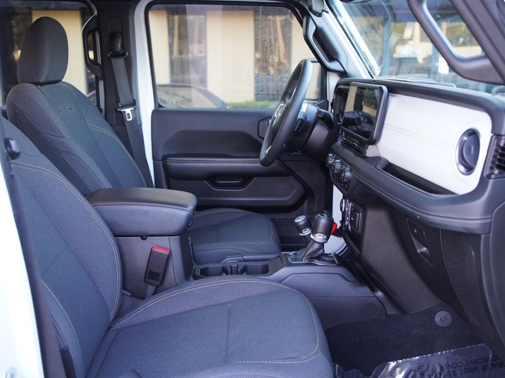 Used 2024 Jeep Wrangler Unlimited Sahara image 24