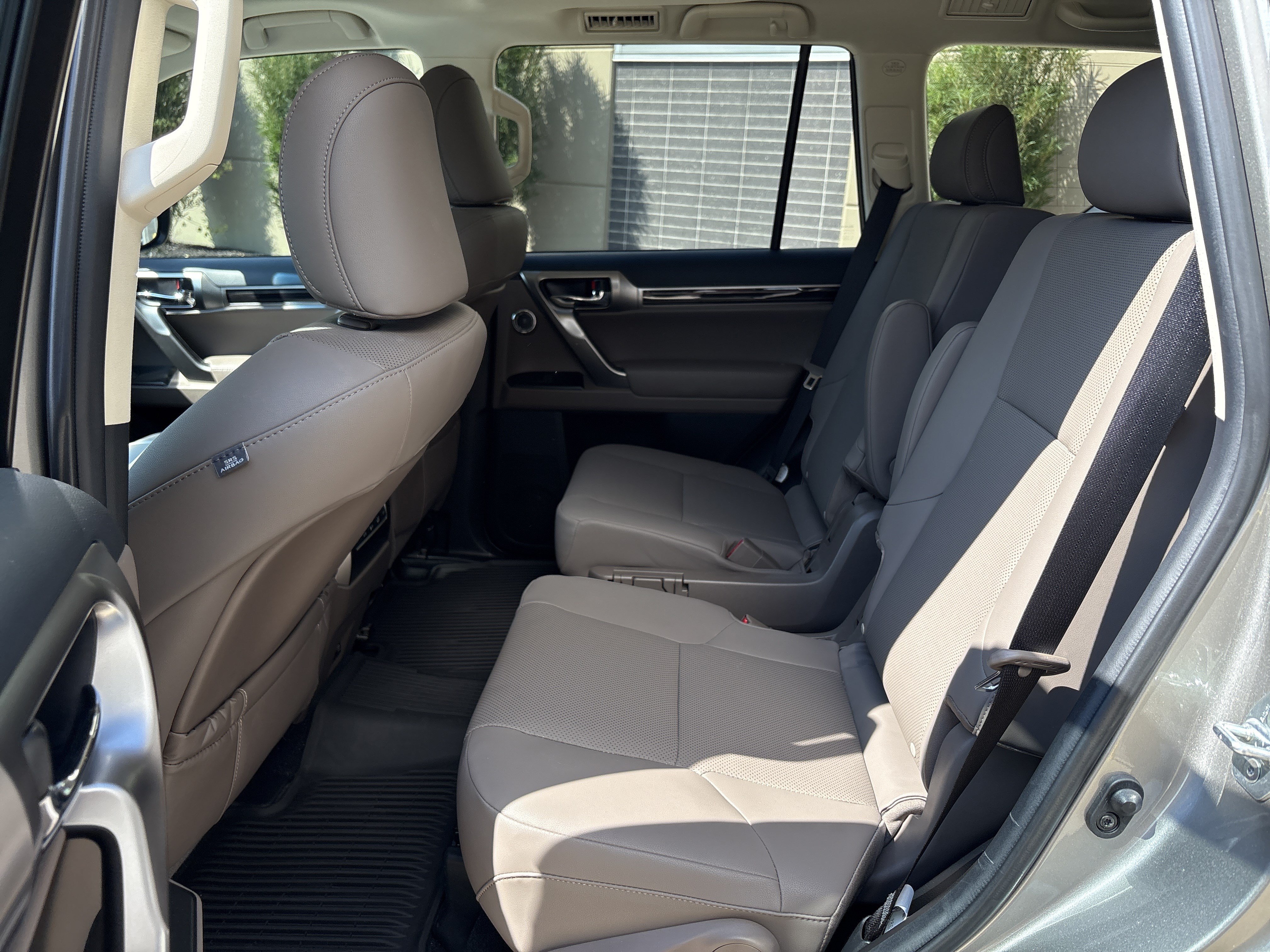 Used 2023 Lexus GX 460 Premium w/ Accessory Package AWD/4WD image 31
