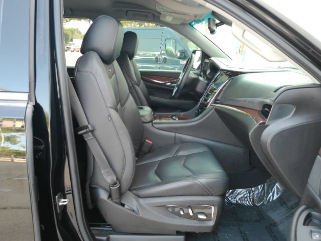Used 2018 Cadillac Escalade ESV 4WD image 19