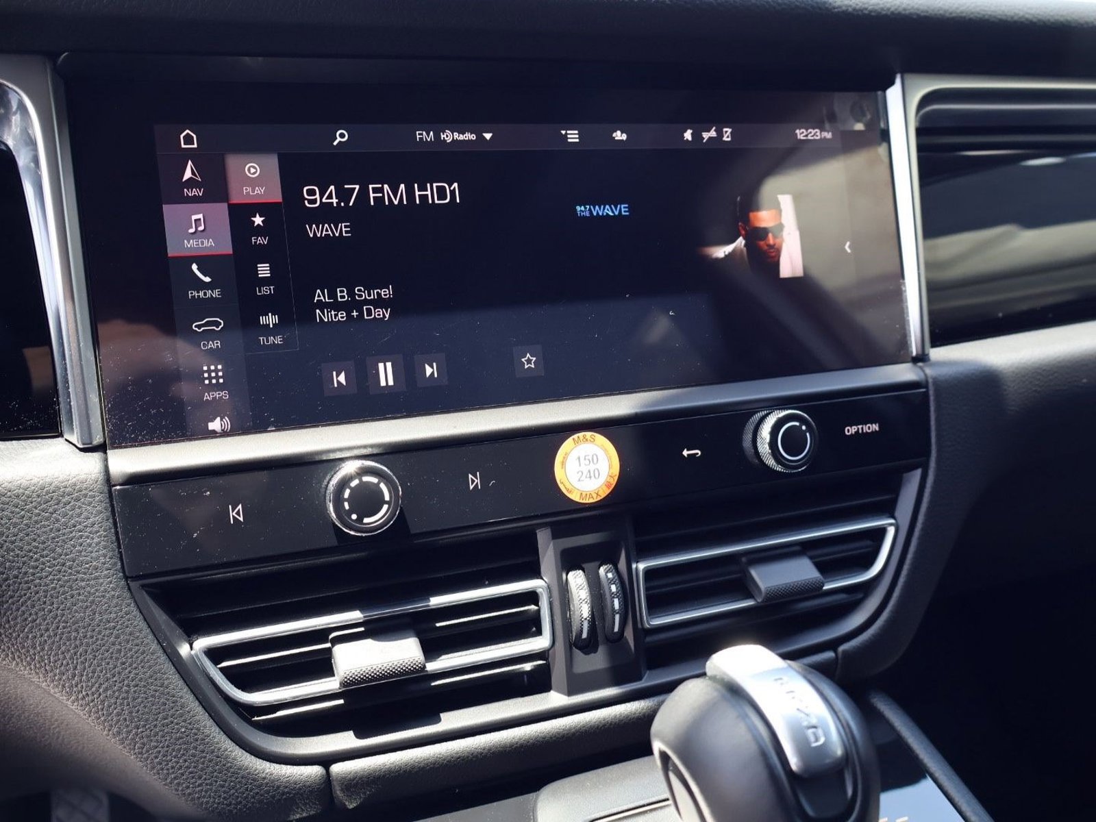 Certified 2024 Porsche Macan AWD/4WD image 17