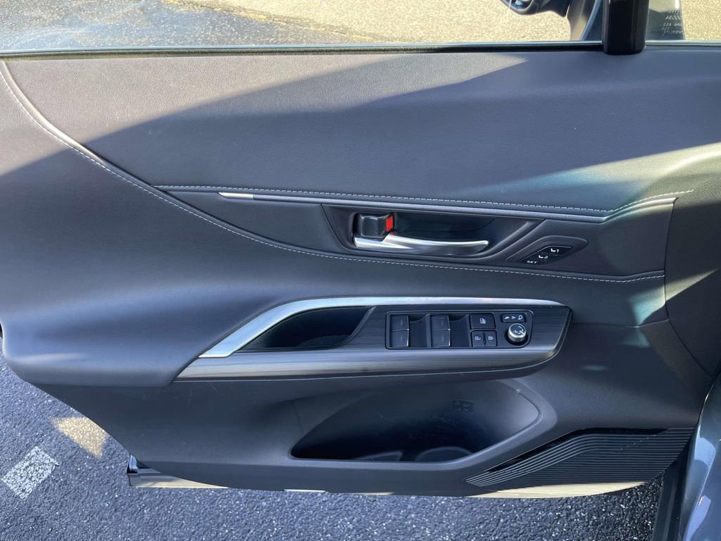 Used 2023 Toyota Venza XLE image 16