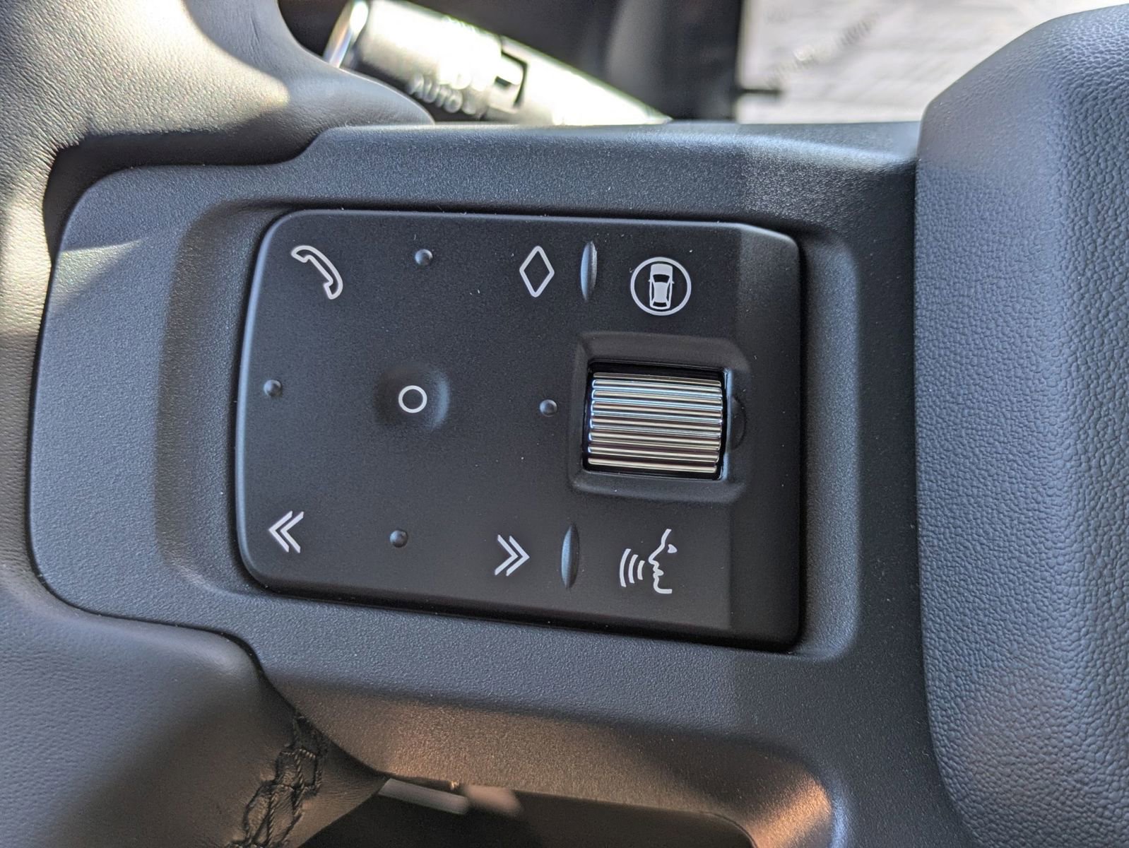 New 2026 Land Rover Defender 110 X-Dynamic SE AWD/4WD image 17