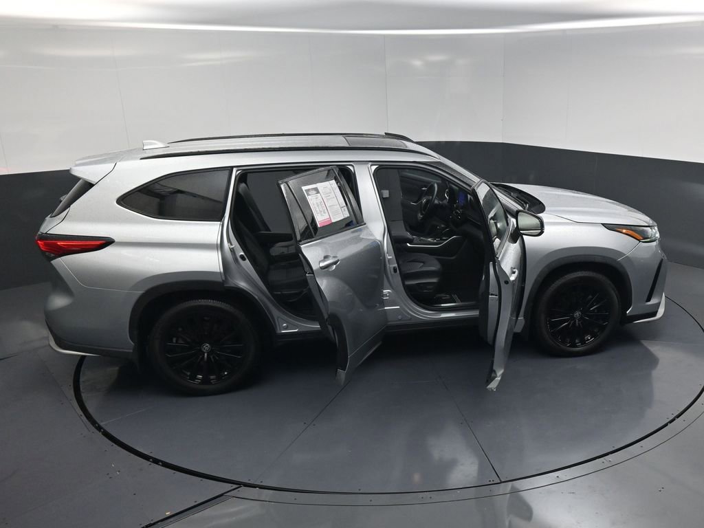 Used 2023 Toyota Highlander XSE FWD image 24