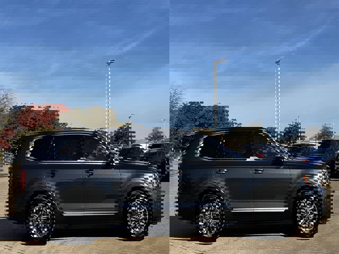 Used 2024 Kia Telluride LX image 3