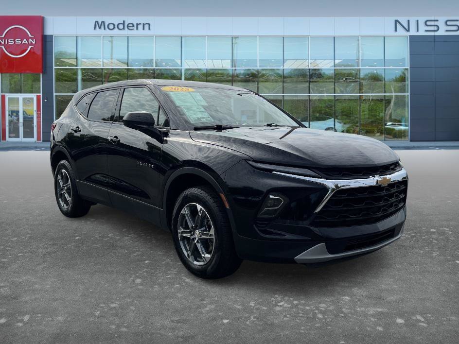 Used 2025 Chevrolet Blazer LT FWD image 3