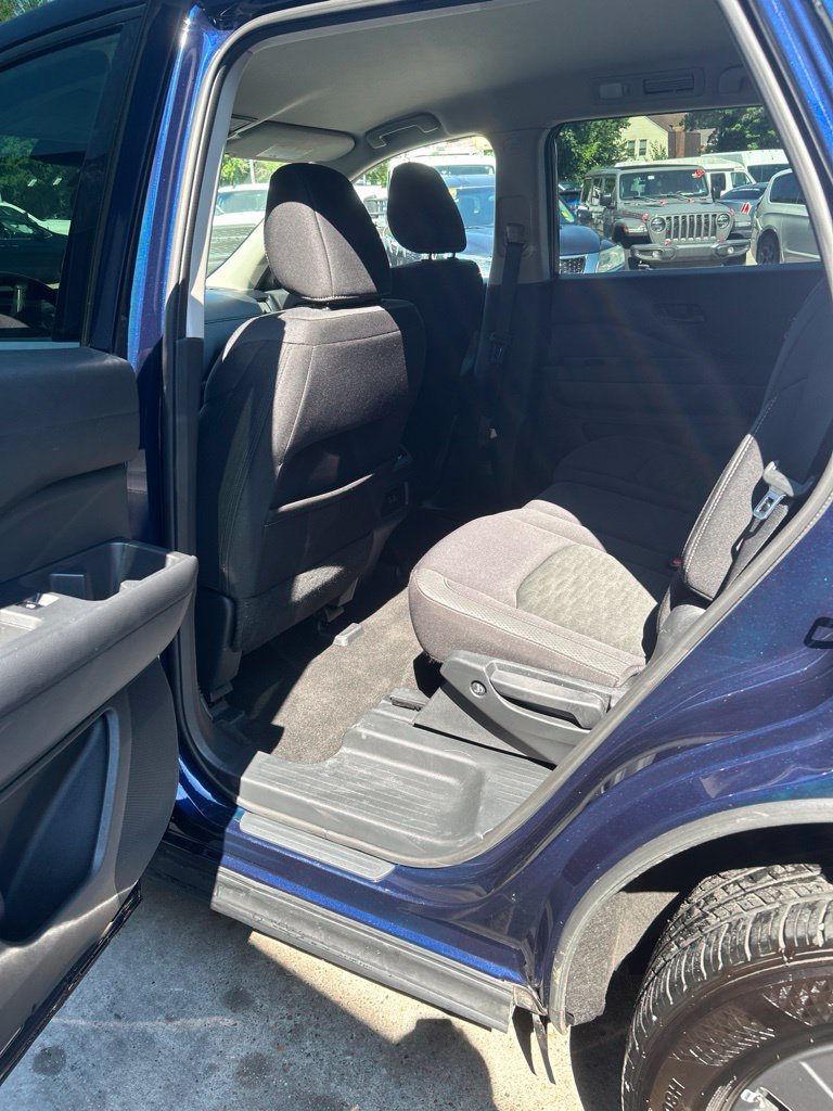 Used 2025 Nissan Pathfinder SV FWD image 8