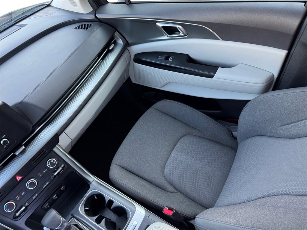 Used 2022 Kia Carnival LX image 17