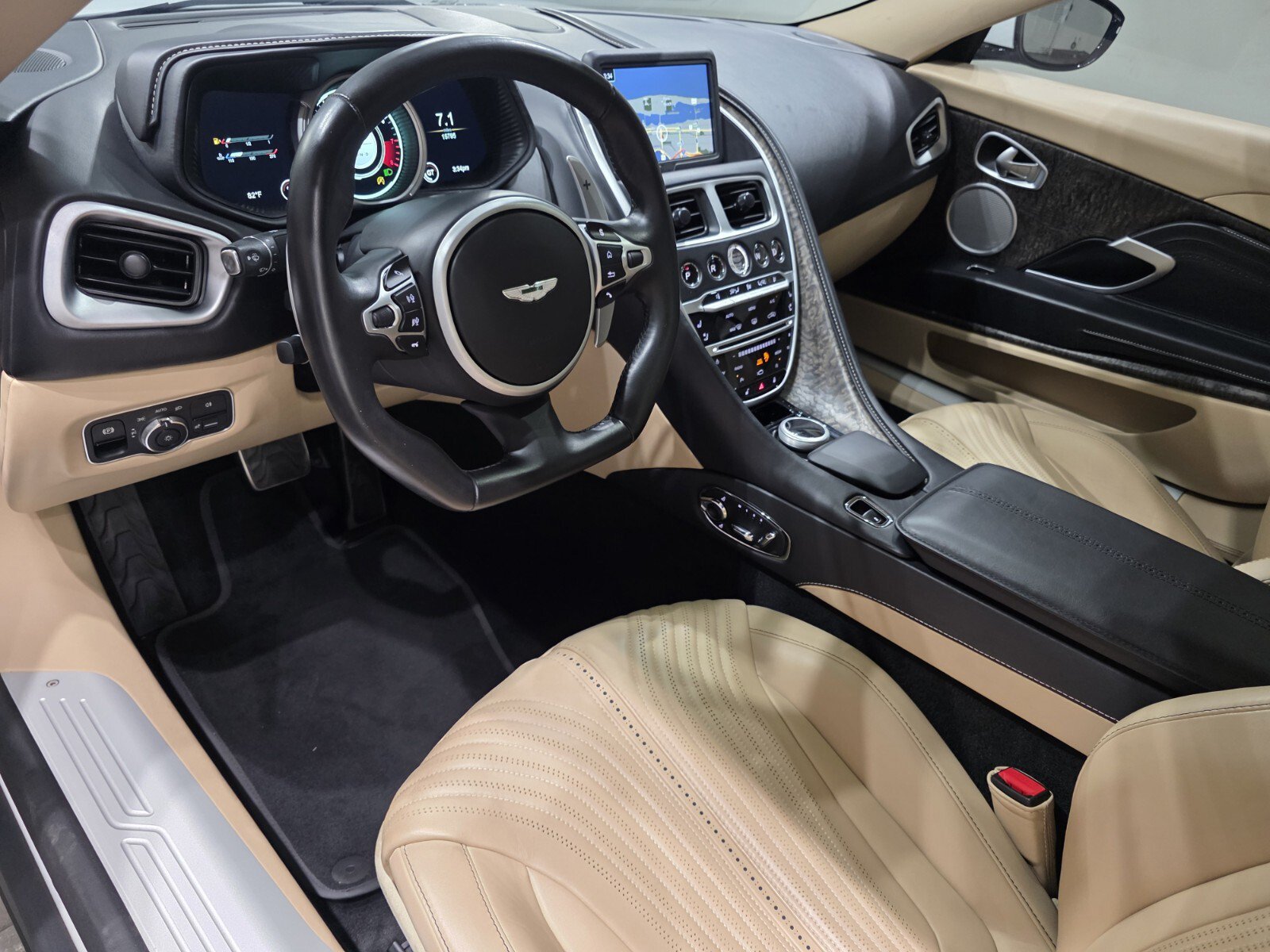 Used 2023 Aston Martin DB11 Coupe RWD image 3