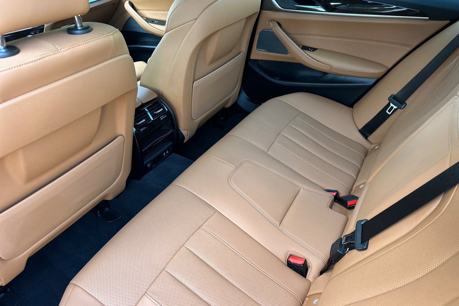Used 2023 BMW 530e w/ Premium Package RWD image 15