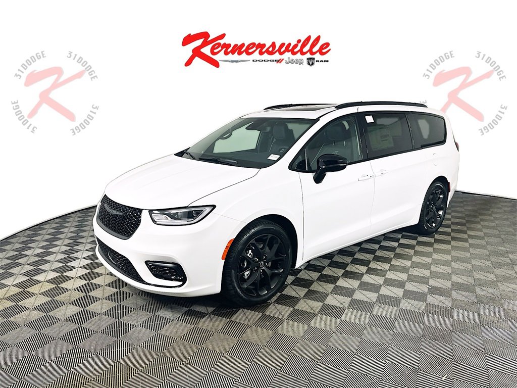 New 2026 Chrysler Pacifica Limited image 3