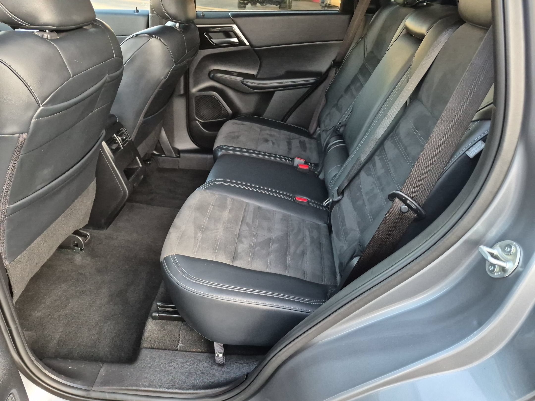 Used 2024 Mitsubishi Outlander SE FWD image 15