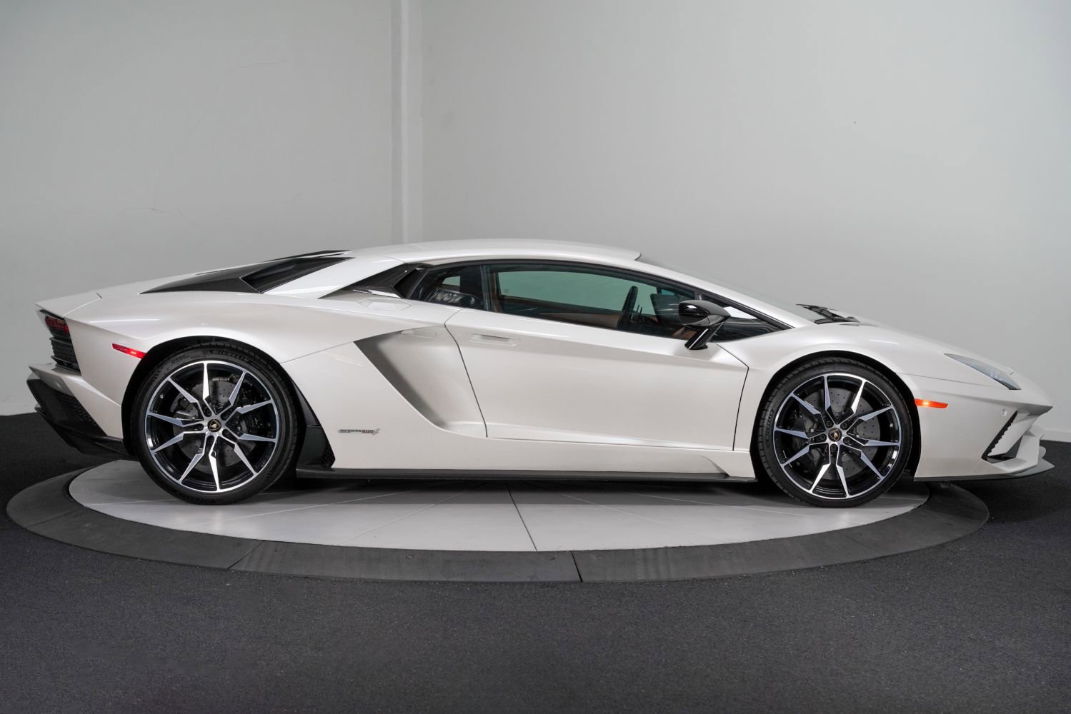 Used 2017 Lamborghini Aventador S image 13
