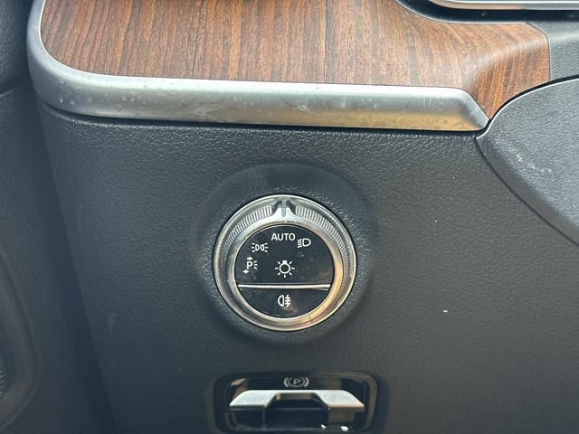 Used 2025 Mercedes-Benz C 300 4MATIC Sedan image 25