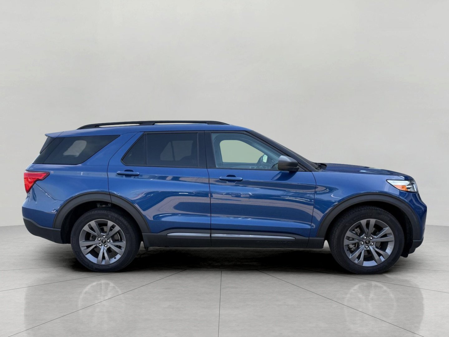 Used 2021 Ford Explorer XLT w/ Equipment Group 202A AWD/4WD image 14