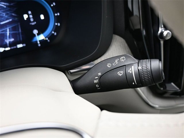 Used 2023 Volvo XC60 B5 Plus image 32