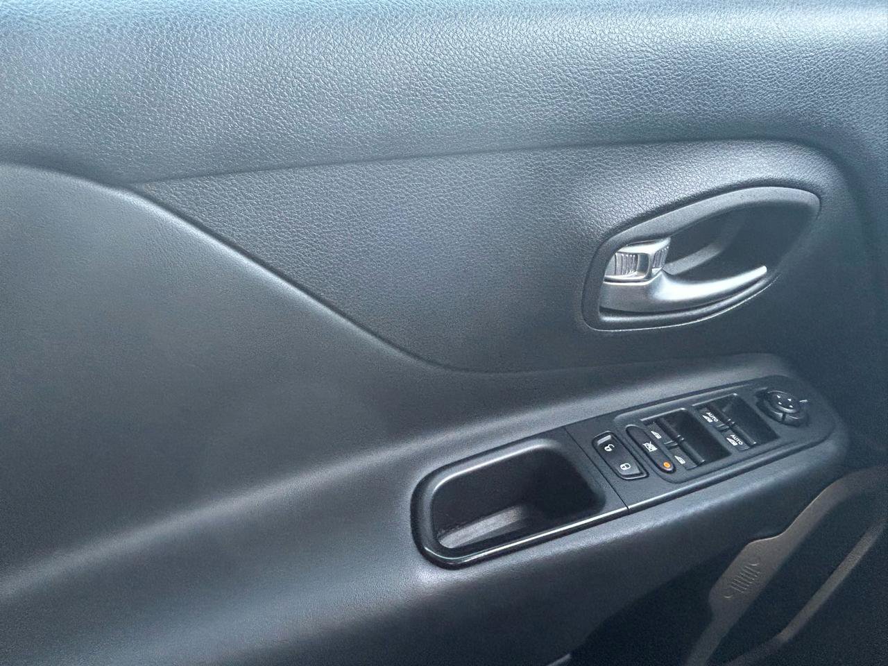 Used 2015 Jeep Renegade Limited AWD/4WD image 27