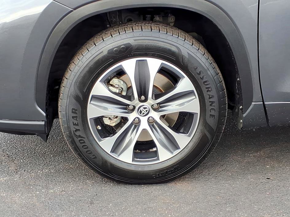 Certified 2023 Toyota Highlander XLE image 9