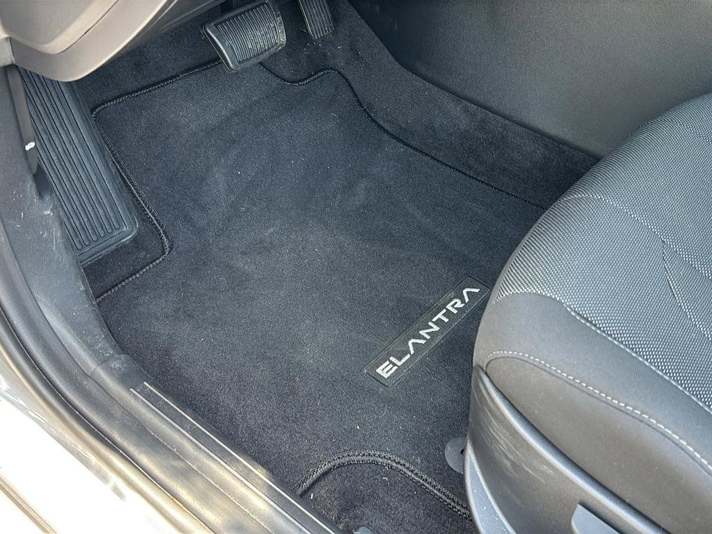 Used 2025 Hyundai Elantra SE FWD image 17