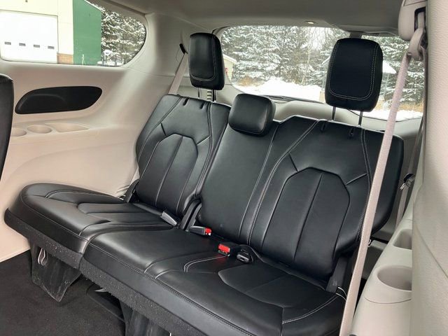 Used 2024 Chrysler Pacifica Touring-L image 19