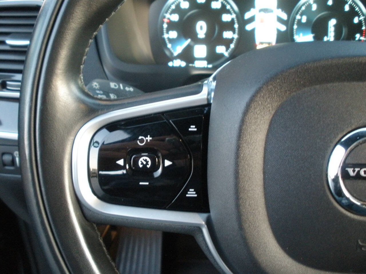 Used 2018 Volvo XC90 T6 Momentum w/ Convenience Package image 40