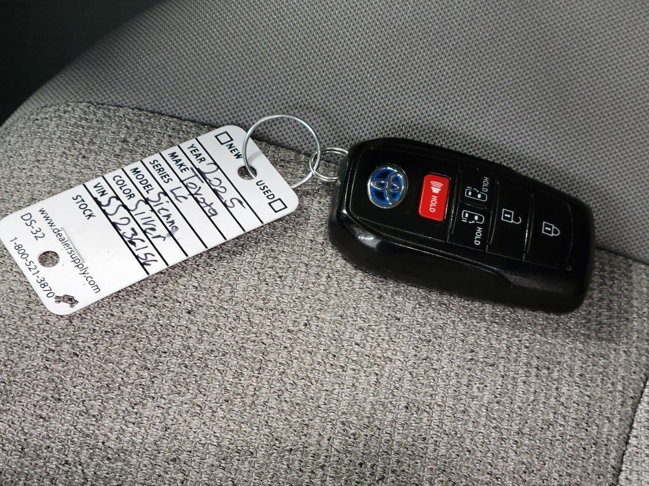 Used 2025 Toyota Sienna LE image 29