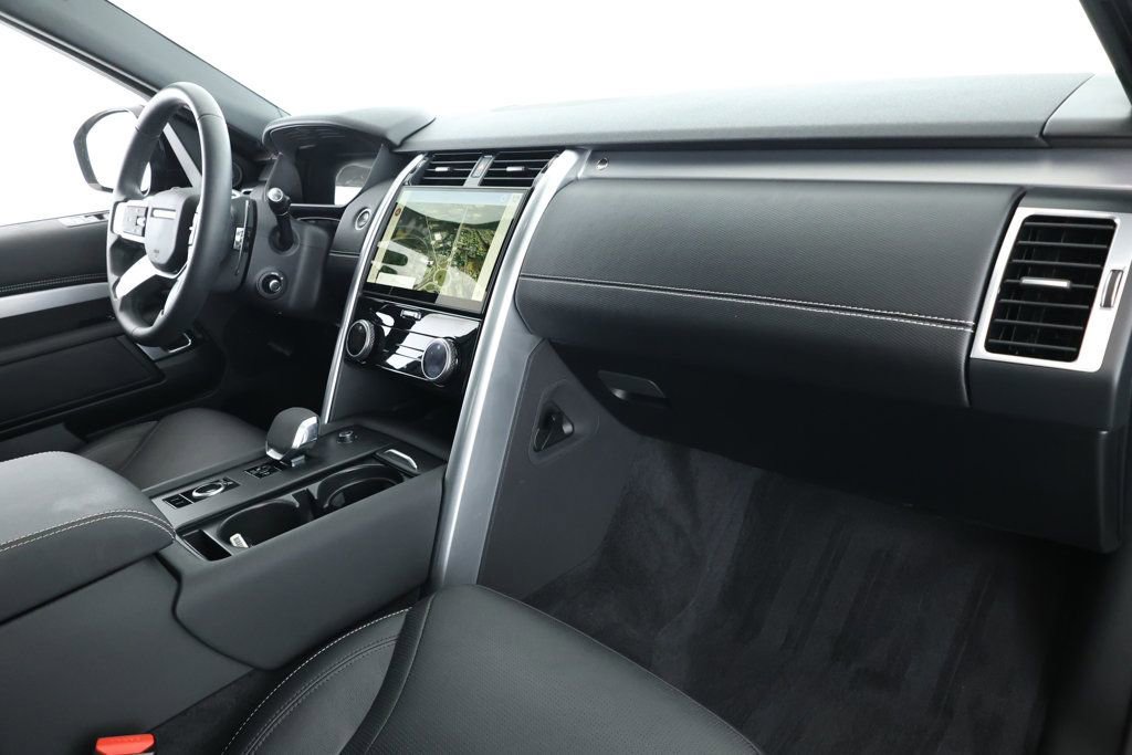 Used 2024 Land Rover Discovery Dynamic SE image 23