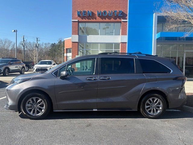 Used 2023 Toyota Sienna XLE image 2