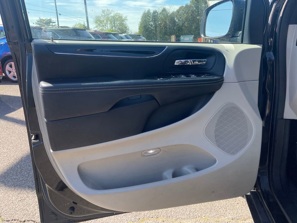 Used 2016 Dodge Grand Caravan SXT FWD image 15