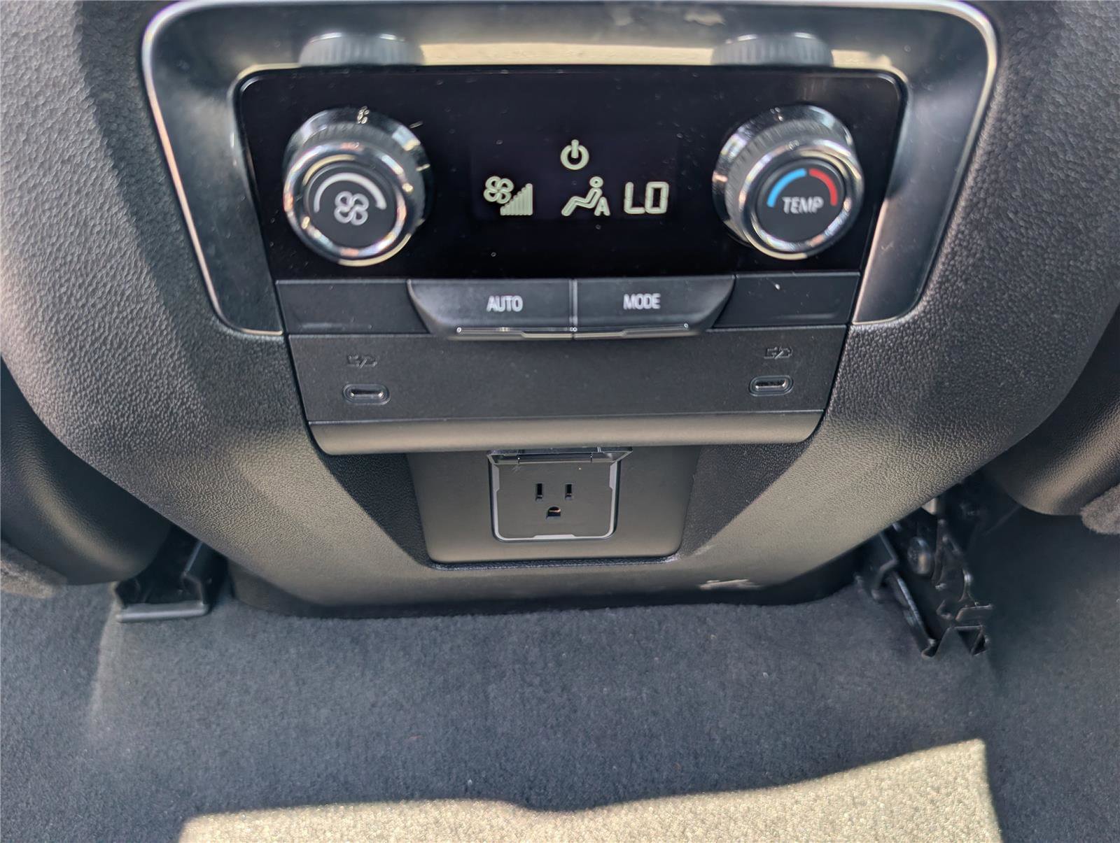 Used 2025 Chevrolet Suburban Z71 AWD/4WD image 17
