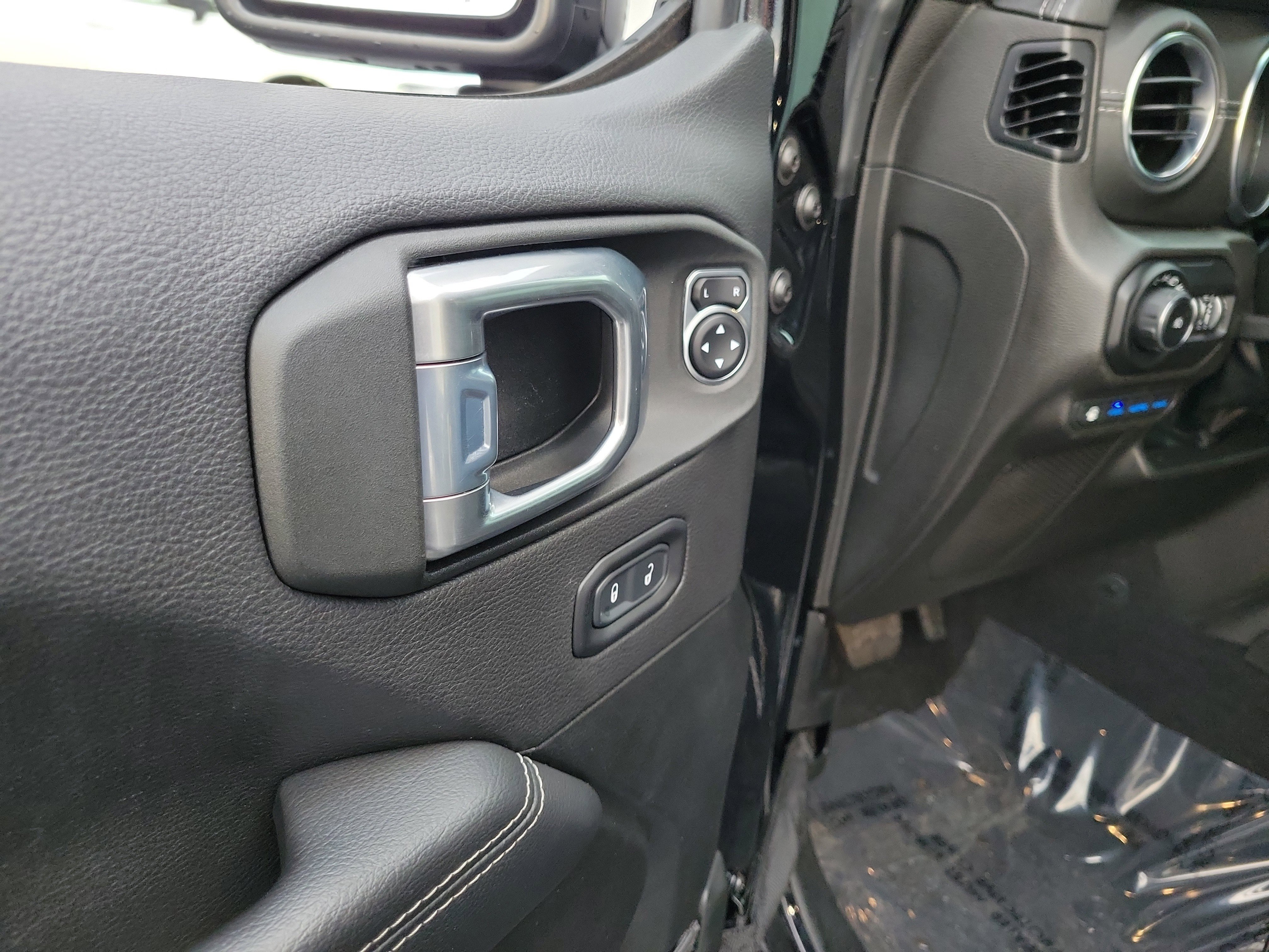 Used 2022 Jeep Wrangler Unlimited Sahara w/ Cold Weather Group image 18