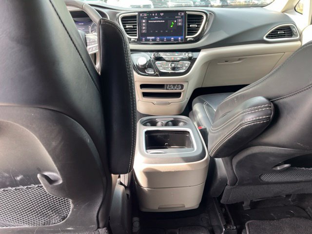 Used 2023 Chrysler Pacifica Touring-L FWD image 16