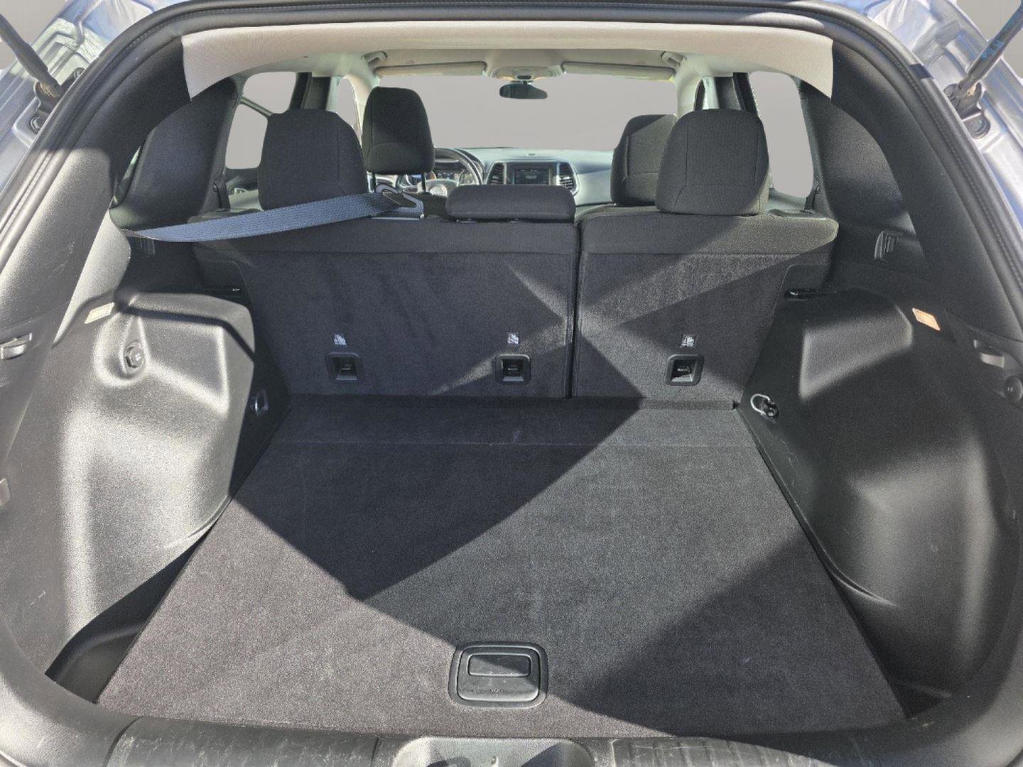 Used 2020 Jeep Cherokee Latitude w/ Cold Weather Group image 17