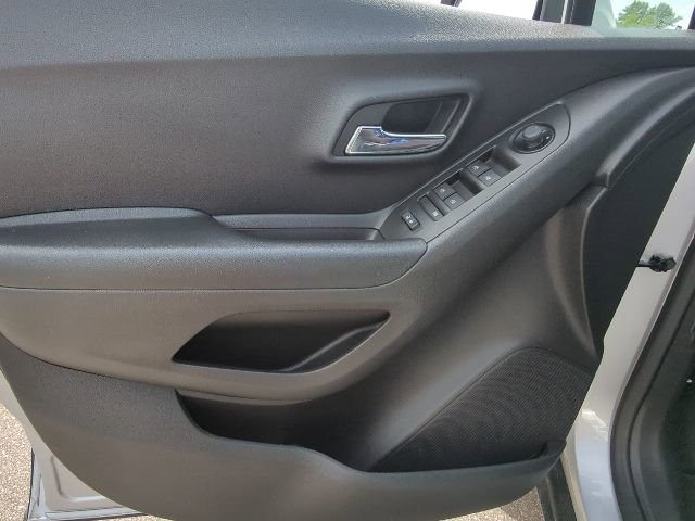 Used 2021 Chevrolet Trax LT w/ LT Convenience Package AWD/4WD image 12